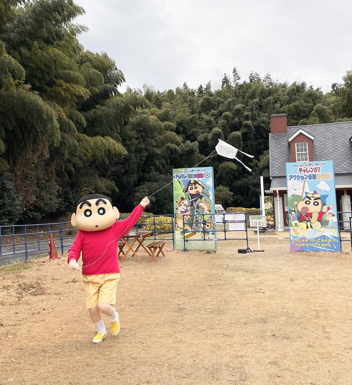 凧あげ制作が無料に！？】しんちゃんのイラストが描かれた凧をお空に