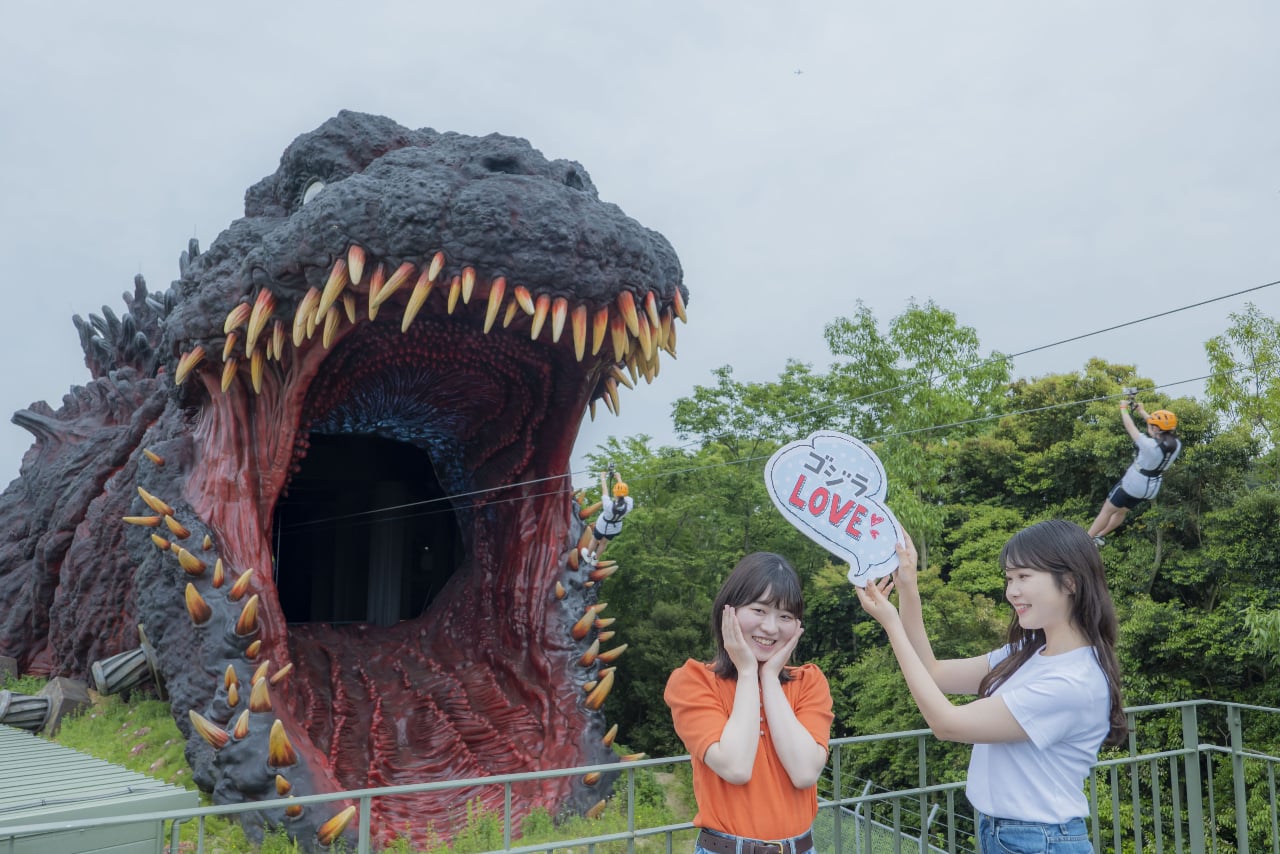 Let's take a photo with Godzilla♪] Photo props will be available