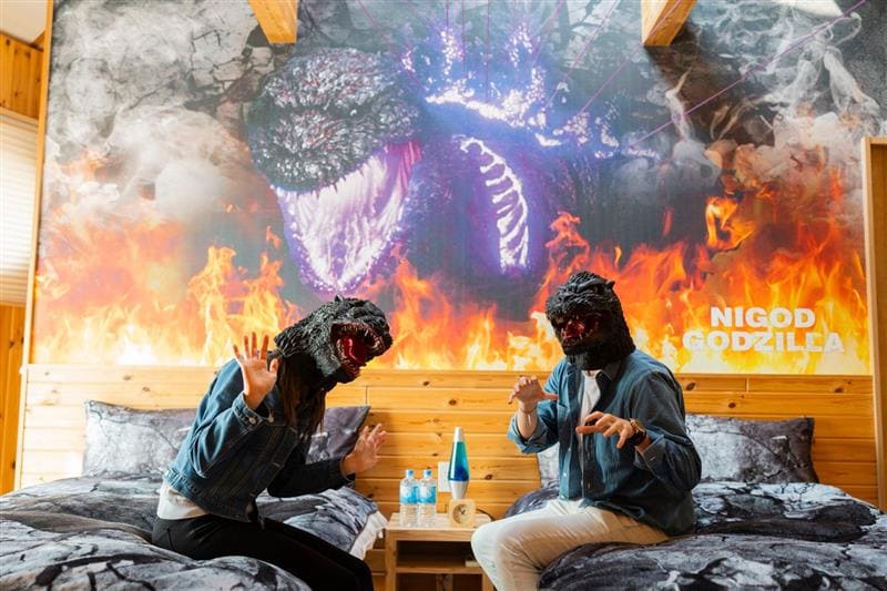 ゴジラに囲まれて眠る夢の時間！】1日一組限定『怪獣ランド』がファン