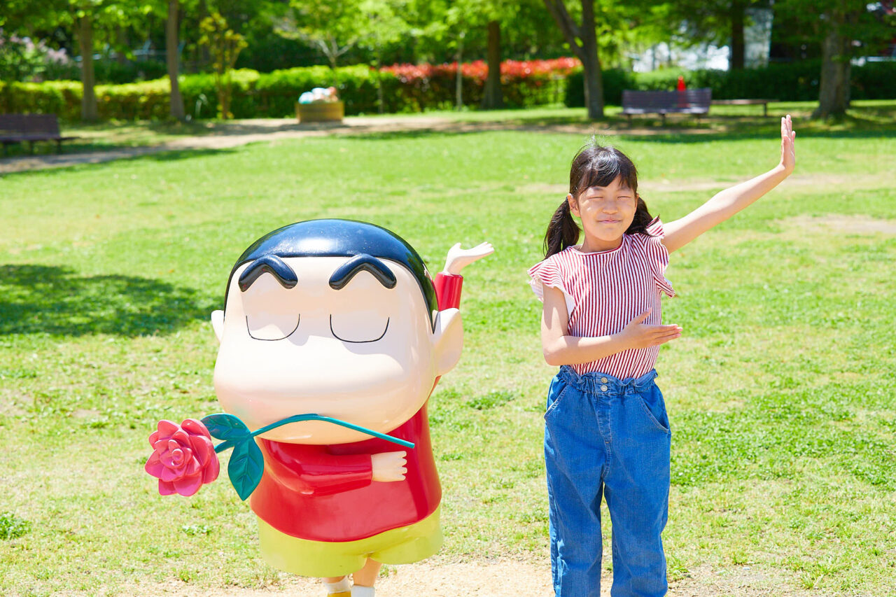 クレヨンしんちゃんの置物は高さ約42cmです クレヨンしんちゃんアドベンチャーパーク 【公式】ニジゲンノモリ