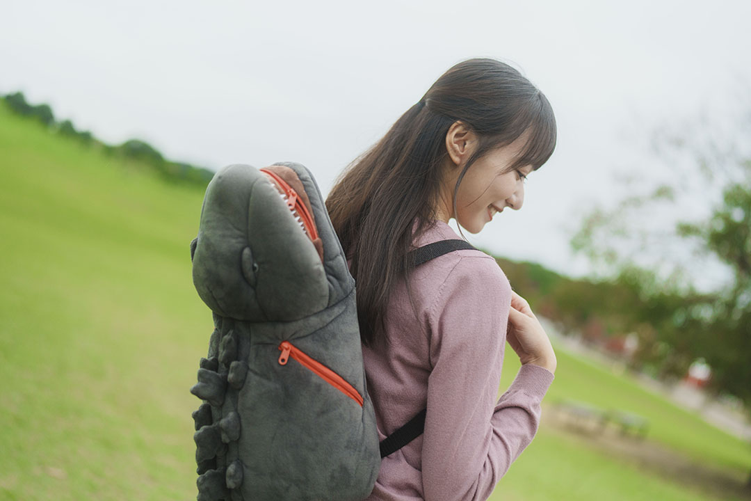 世にも珍しいゴジラ型！】造形にも収納力にもこだわった「ゴジラ背負い